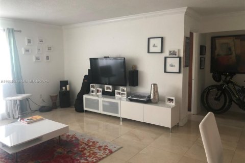 Condo in Bay Harbor Islands, Florida, 1 bedroom № 1984585 - photo 8