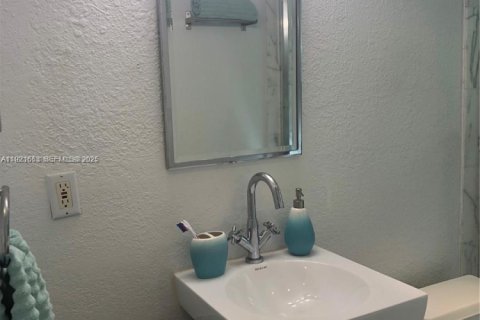 Condo in Bay Harbor Islands, Florida, 1 bedroom № 1984585 - photo 5