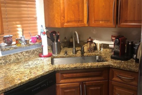 Condo in Bay Harbor Islands, Florida, 1 bedroom № 1984585 - photo 11