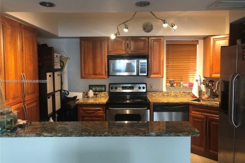 Condo in Bay Harbor Islands, Florida, 1 bedroom № 1984585 - photo 13