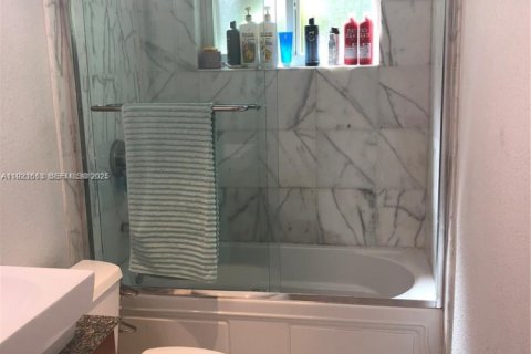 Condo in Bay Harbor Islands, Florida, 1 bedroom № 1984585 - photo 17