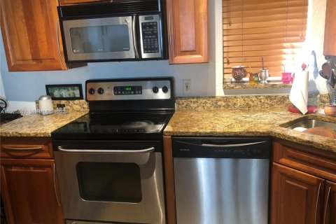 Condo in Bay Harbor Islands, Florida, 1 bedroom № 1984585 - photo 12