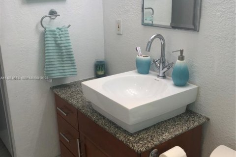 Condo in Bay Harbor Islands, Florida, 1 bedroom № 1984585 - photo 16