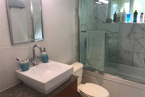 Condo in Bay Harbor Islands, Florida, 1 bedroom № 1984585 - photo 3