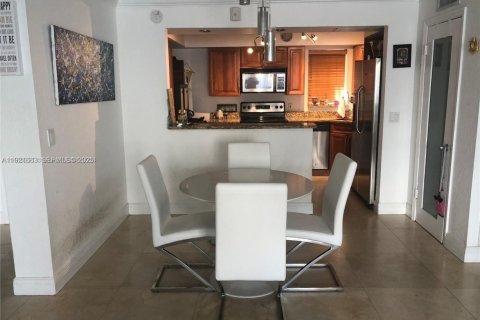 Condo in Bay Harbor Islands, Florida, 1 bedroom № 1984585 - photo 15