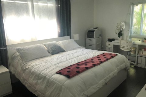 Condo in Bay Harbor Islands, Florida, 1 bedroom № 1984585 - photo 2