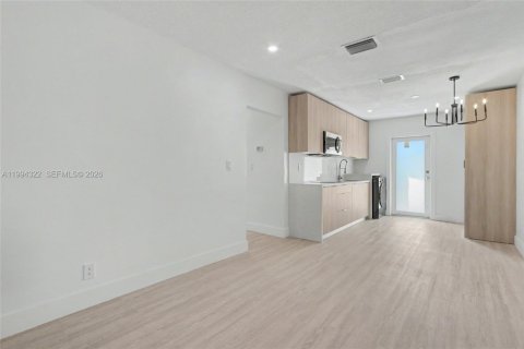 House in Dania Beach, Florida 2 bedrooms, 78.97 sq.m. № 2062693 - photo 8
