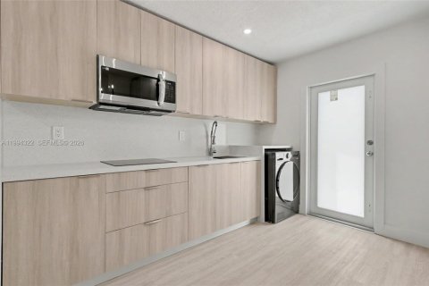 House in Dania Beach, Florida 2 bedrooms, 78.97 sq.m. № 2062693