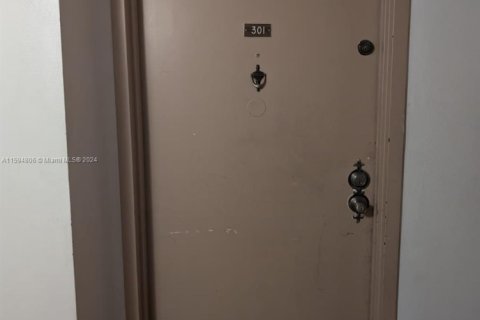 Condo in Lauderhill, Florida, 2 bedrooms  № 1867146 - photo 1