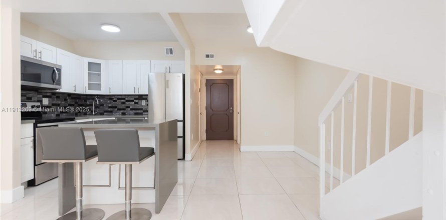 Кондоминиум с 2 спальнями в Майами, Флорида № 1969587