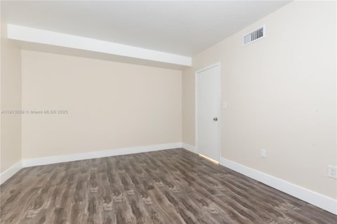 Купить кондоминиум в Майами, Флорида 2 спальни, 90.3м2, № 1969587 - фото 18