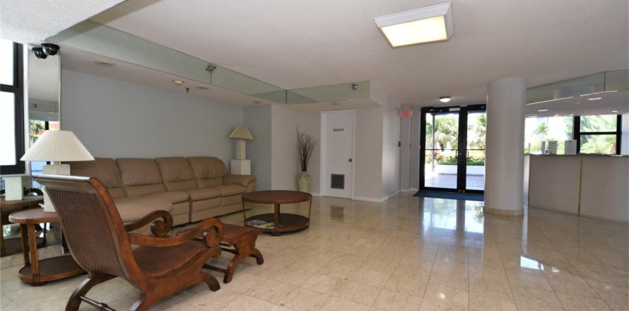 Condo in Pompano Beach, Florida, 2 bedrooms № 934403