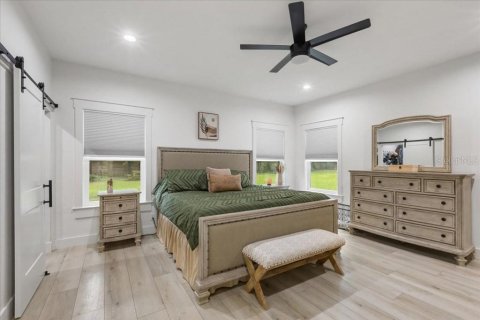 House in Trenton, Florida 4 bedrooms, 281.22 sq.m. № 1914382 - photo 20