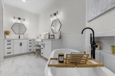 House in Trenton, Florida 4 bedrooms, 281.22 sq.m. № 1914382 - photo 22