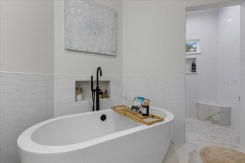 House in Trenton, Florida 4 bedrooms, 281.22 sq.m. № 1914382 - photo 24