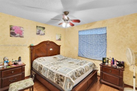 Casa en venta en Hialeah, Florida, 4 dormitorios, 272.48 m2 № 1984268 - foto 1