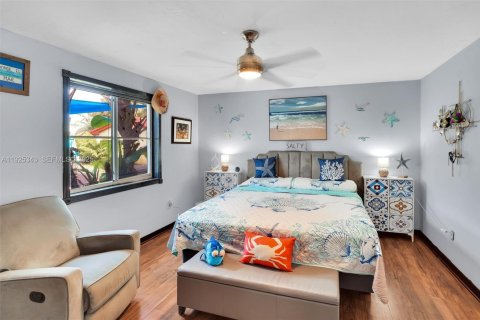 Casa en venta en Hialeah, Florida, 4 dormitorios, 272.48 m2 № 1984268 - foto 4