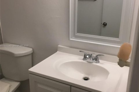 Casa en venta en Hialeah, Florida, 4 dormitorios, 272.48 m2 № 1984268 - foto 2