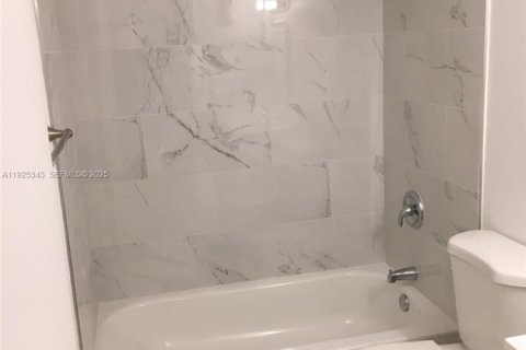 Casa en venta en Hialeah, Florida, 4 dormitorios, 272.48 m2 № 1984268 - foto 3