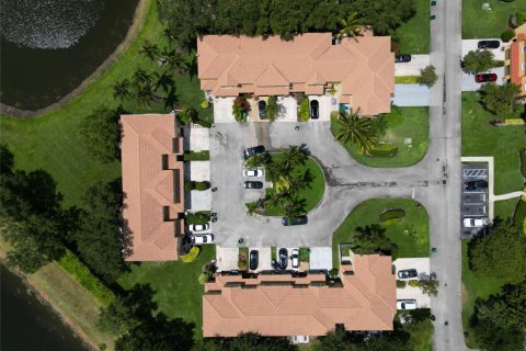 Townhouse in Miramar, Florida 3 bedrooms, 124.21 sq.m. № 1187632 - photo 1