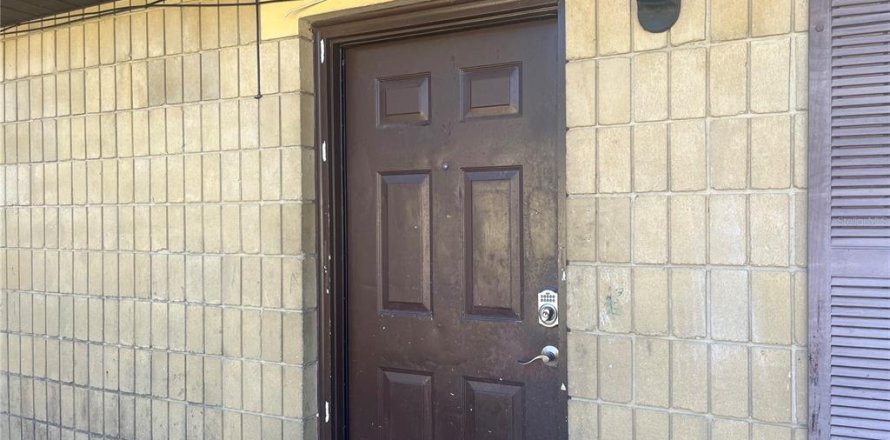 House in Gainesville, Florida 2 bedrooms, 74.32 sq.m. № 2403692