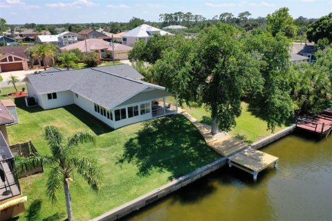 House in Palm Coast, Florida 3 bedrooms, 174.75 sq.m. № 1516452 - photo 2
