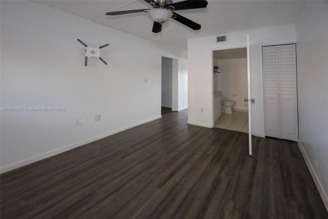 Condominio en alquiler en Miami, Florida, 2 dormitorios, 87.7 m2 № 1969914 - foto 11