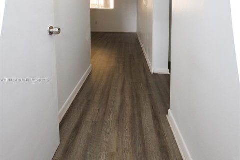 Condominio en alquiler en Miami, Florida, 2 dormitorios, 87.7 m2 № 1969914 - foto 9