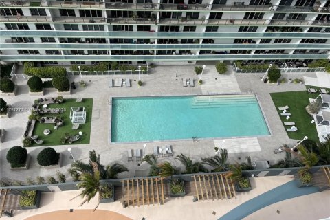 Condo in Miami, Florida, 1 bedroom  № 1959688 - photo 10