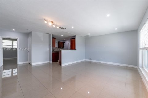 Villa ou maison à louer à Sunrise, Floride: 3 chambres, 122.35 m2 № 2033757 - photo 6