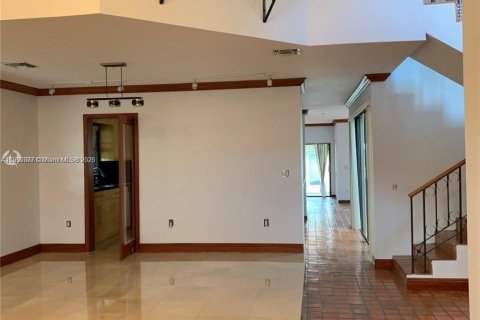 Снять в аренду виллу или дом в Корал-Гейблс, Флорида 3 спальни, 242.94м2, № 1964212 - фото 4