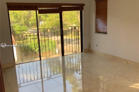 Снять в аренду виллу или дом в Корал-Гейблс, Флорида 3 спальни, 242.94м2, № 1964212 - фото 9