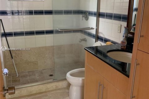 Снять в аренду виллу или дом в Корал-Гейблс, Флорида 3 спальни, 242.94м2, № 1964212 - фото 8