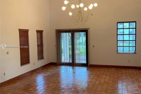 Снять в аренду виллу или дом в Корал-Гейблс, Флорида 3 спальни, 242.94м2, № 1964212 - фото 3