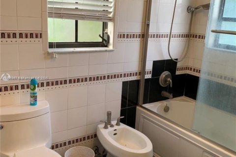 Снять в аренду виллу или дом в Корал-Гейблс, Флорида 3 спальни, 242.94м2, № 1964212 - фото 11