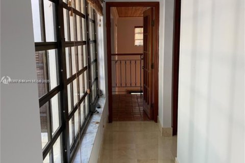 Снять в аренду виллу или дом в Корал-Гейблс, Флорида 3 спальни, 242.94м2, № 1964212 - фото 7