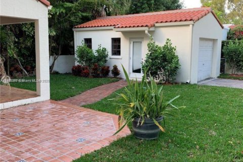 Снять в аренду виллу или дом в Корал-Гейблс, Флорида 3 спальни, 242.94м2, № 1964212 - фото 12