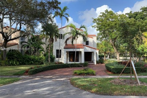 Снять в аренду виллу или дом в Корал-Гейблс, Флорида 3 спальни, 242.94м2, № 1964212 - фото 1
