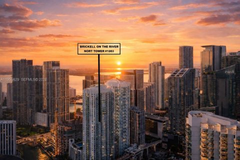 Condominio en Miami, Florida, 1 dormitorio  № 2009557