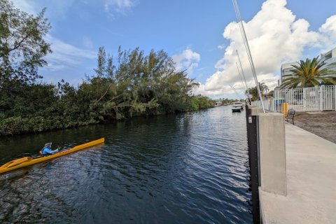 Condo in Pompano Beach, Florida, 2 bedrooms № 2250998 - photo 2