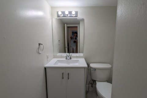 Condo in Pompano Beach, Florida, 2 bedrooms № 2250998 - photo 11