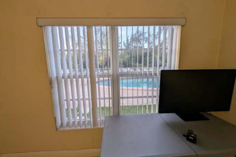 Condo in Pompano Beach, Florida, 2 bedrooms № 2250998 - photo 3