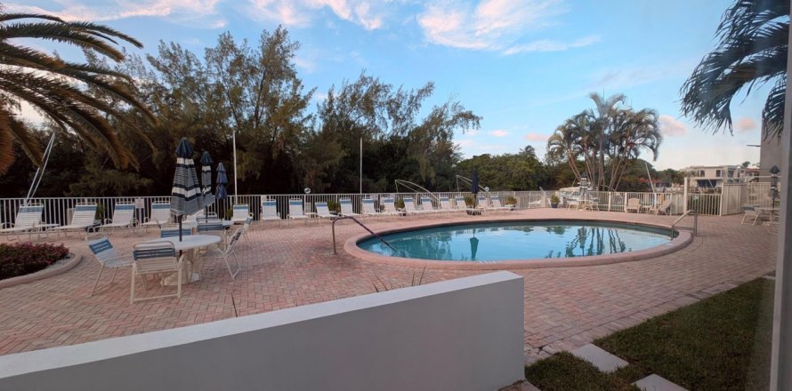 Condo in Pompano Beach, Florida, 2 bedrooms № 2250998