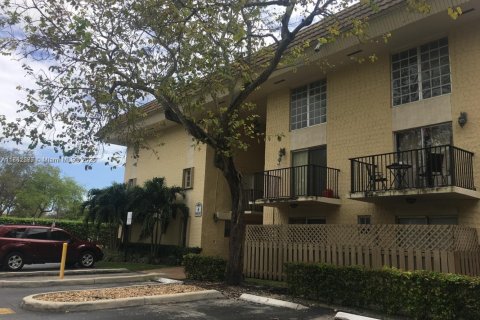Condo in Miami, Florida, 1 bedroom  № 1890898 - photo 1