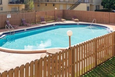Condo in Miami, Florida, 1 bedroom  № 1890898 - photo 5