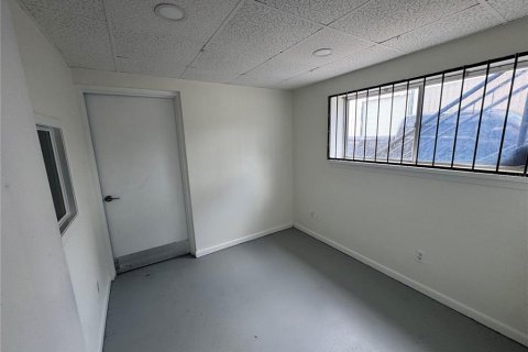Immobilier commercial à louer à Edgewater, Floride: 74.32 m2 № 1907431 - photo 4