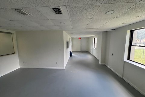 Immobilier commercial à louer à Edgewater, Floride: 74.32 m2 № 1907431 - photo 3