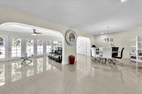 House in Davie, Florida 4 bedrooms, 249.16 sq.m. № 1728588 - photo 5