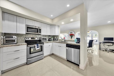 House in Davie, Florida 4 bedrooms, 249.16 sq.m. № 1728588 - photo 21