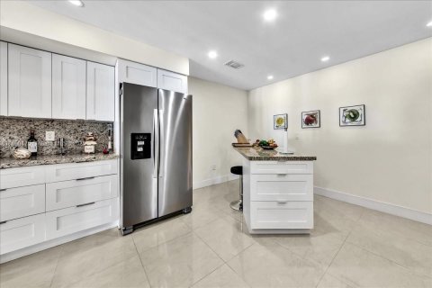 House in Davie, Florida 4 bedrooms, 249.16 sq.m. № 1728588 - photo 22